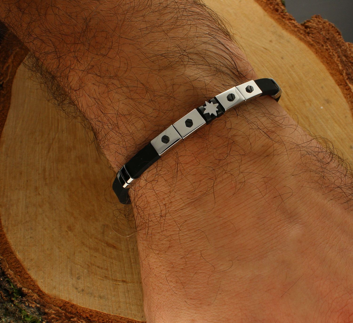 Bransoletka męska Nomination City z różą wiatrów 028811 014. Bransoletka w kolorze czarnym wykonana z kauczuku i stali szlachetnej 316L.  Czerń pasuje do każdego koloru, tak więc bransoletka jest poprzez swój kolor uniwers (3).jpg